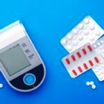 Tonómetro automático, tabletas, pastillas de losartán y cápsulas de color rojo-blanco para la hipertensión y presión arterial