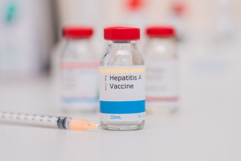 Vacuna para el virus de la hepatitis tipo a necesaria para la cura, tratamiento, como prevenir la enfermedad.