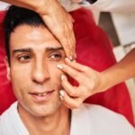 Hombre con bolsas en los ojos y ojeras recibiendo tratamiento