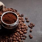 Granos de café tostado y café molido en portafiltro, como prepararlo para obtener beneficios y evitar efectos secundarios, cuantas veces al dia tomar y en que hora.
