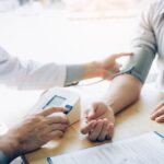 doctor revisando a paciente con colesterol alto