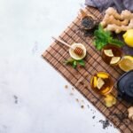 Te de cúrcuma, jengibre y limón. bebida caliente, infusión para gripe y días fríos