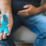 Hombre sosteniendo signo consciencia del cáncer de próstata